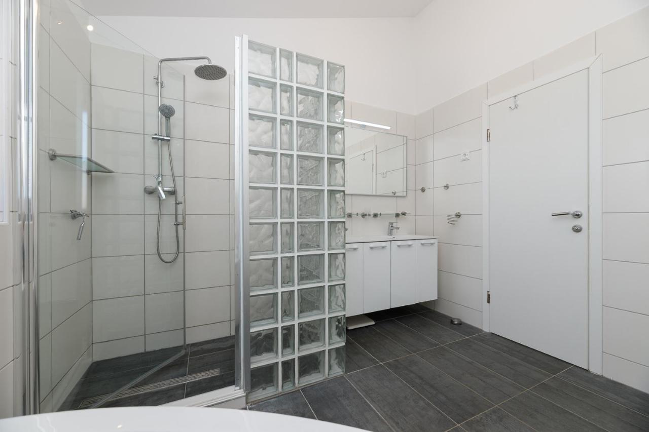 Malo Ferienvilla Privlaka, Pool, Boje, Wi-Fi, Wallbox Privlaka  Bagian luar foto
