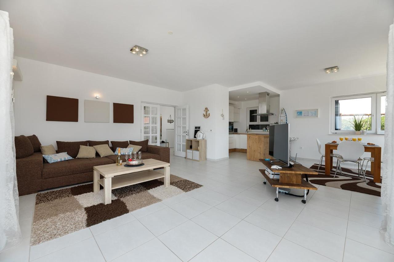 Malo Ferienvilla Privlaka, Pool, Boje, Wi-Fi, Wallbox Privlaka  Bagian luar foto