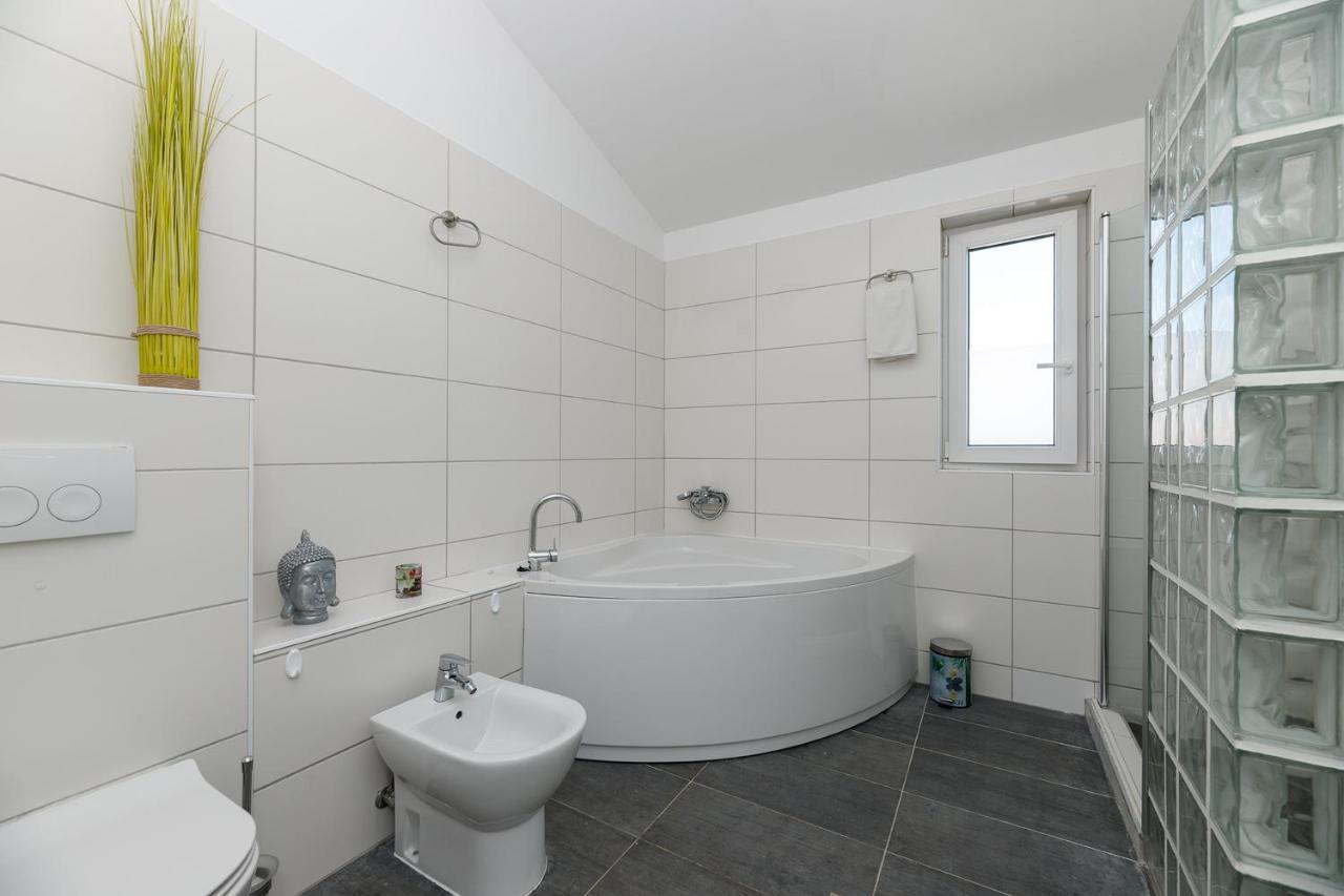 Malo Ferienvilla Privlaka, Pool, Boje, Wi-Fi, Wallbox Privlaka  Bagian luar foto