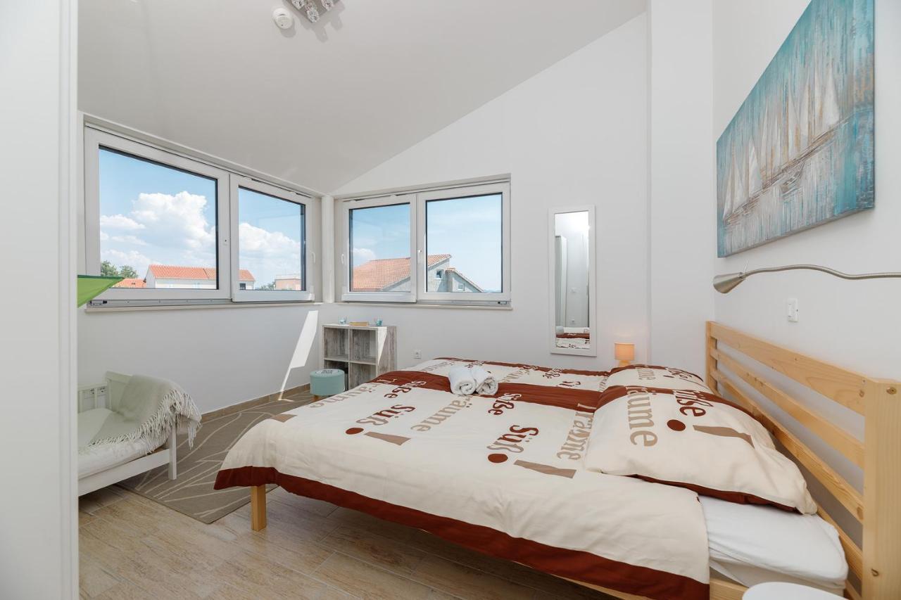 Malo Ferienvilla Privlaka, Pool, Boje, Wi-Fi, Wallbox Privlaka  Bagian luar foto